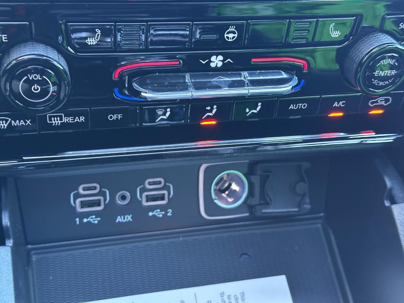 Jeep Grand Cherokee L Vehicle Full-screen Gallery Image 16