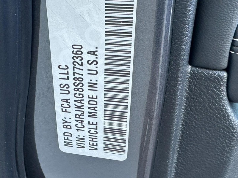 Jeep Grand Cherokee L Vehicle Full-screen Gallery Image 18