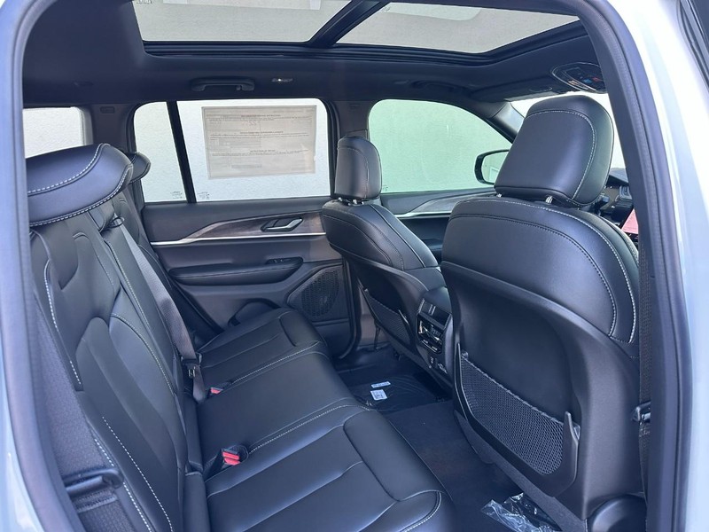 Jeep Grand Cherokee Vehicle Full-screen Gallery Image 4