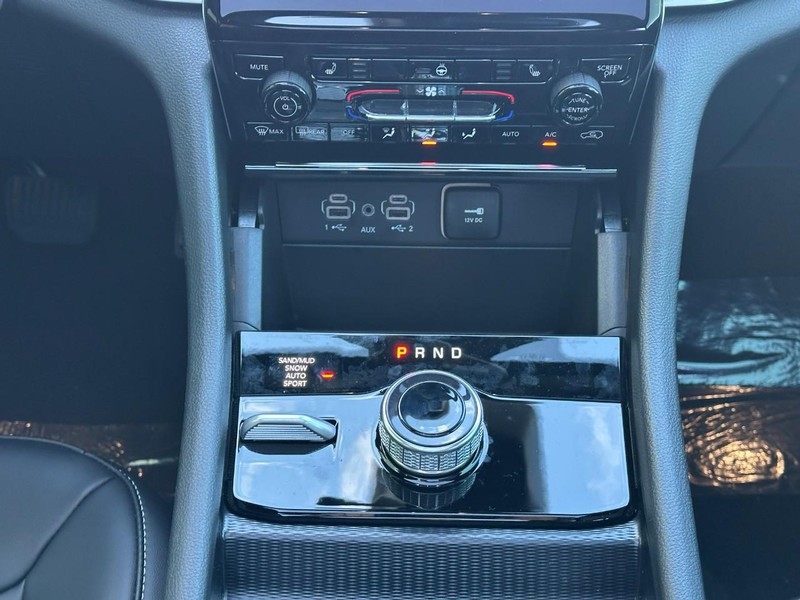 Jeep Grand Cherokee Vehicle Full-screen Gallery Image 9