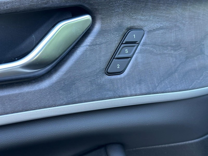 Jeep Grand Cherokee Vehicle Full-screen Gallery Image 11