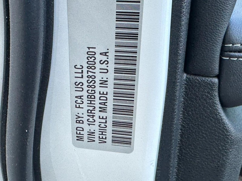 Jeep Grand Cherokee Vehicle Full-screen Gallery Image 18