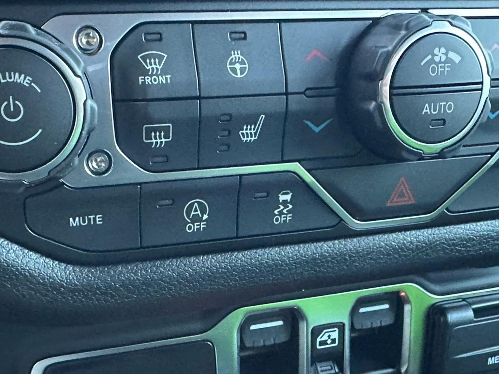 Jeep Wrangler Vehicle Full-screen Gallery Image 14