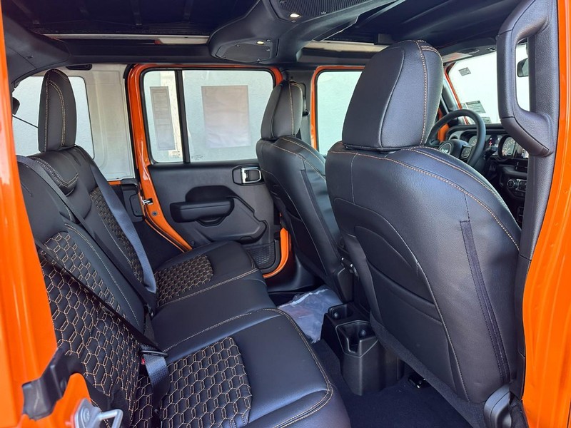 Jeep Wrangler Vehicle Full-screen Gallery Image 4