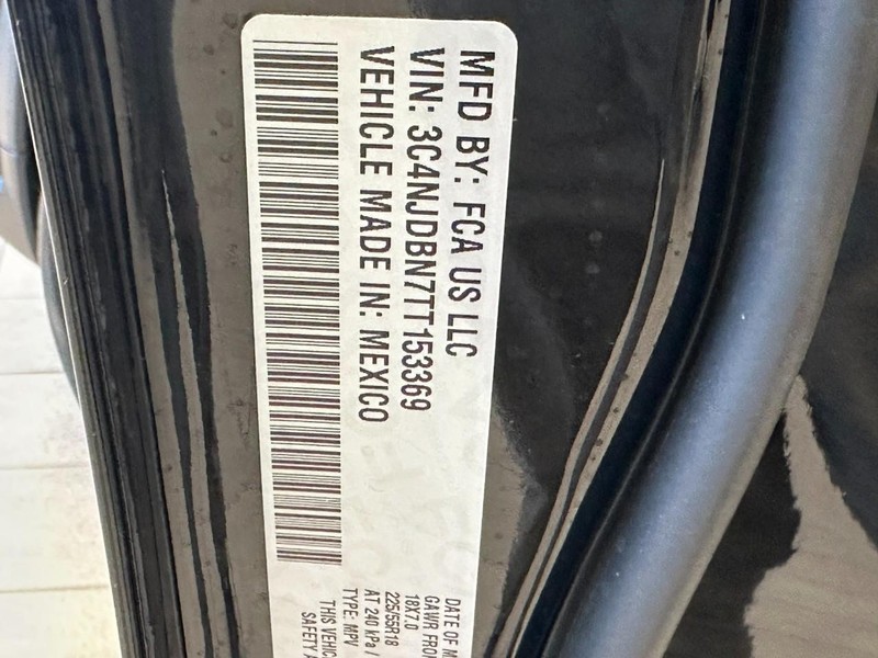 Jeep Compass Vehicle Full-screen Gallery Image 14