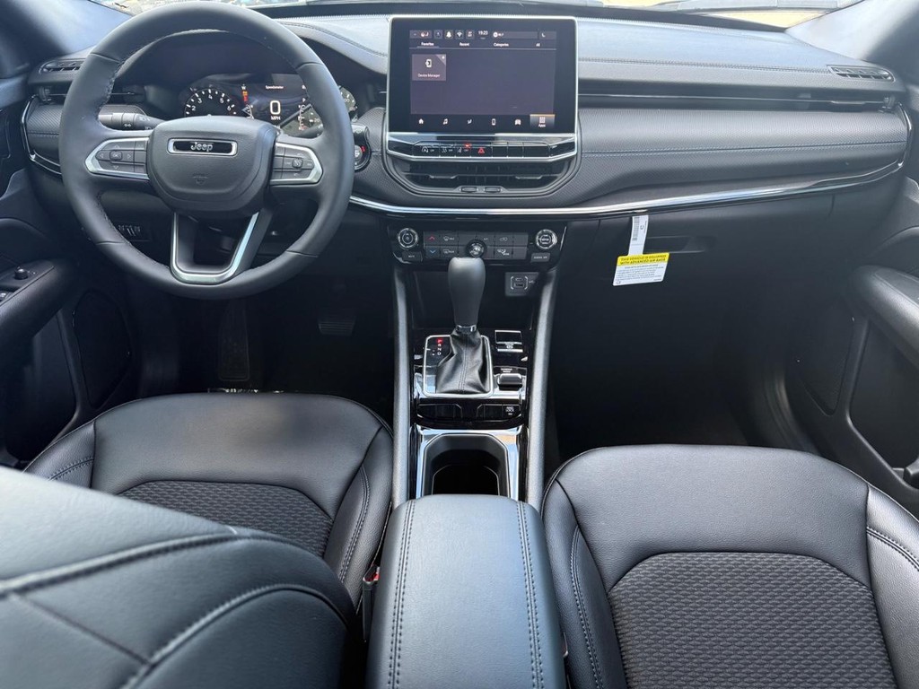 Jeep Compass Vehicle Full-screen Gallery Image 11