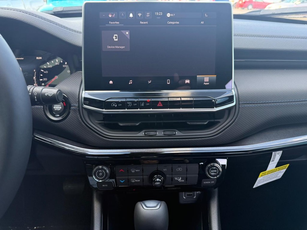 Jeep Compass Vehicle Full-screen Gallery Image 13