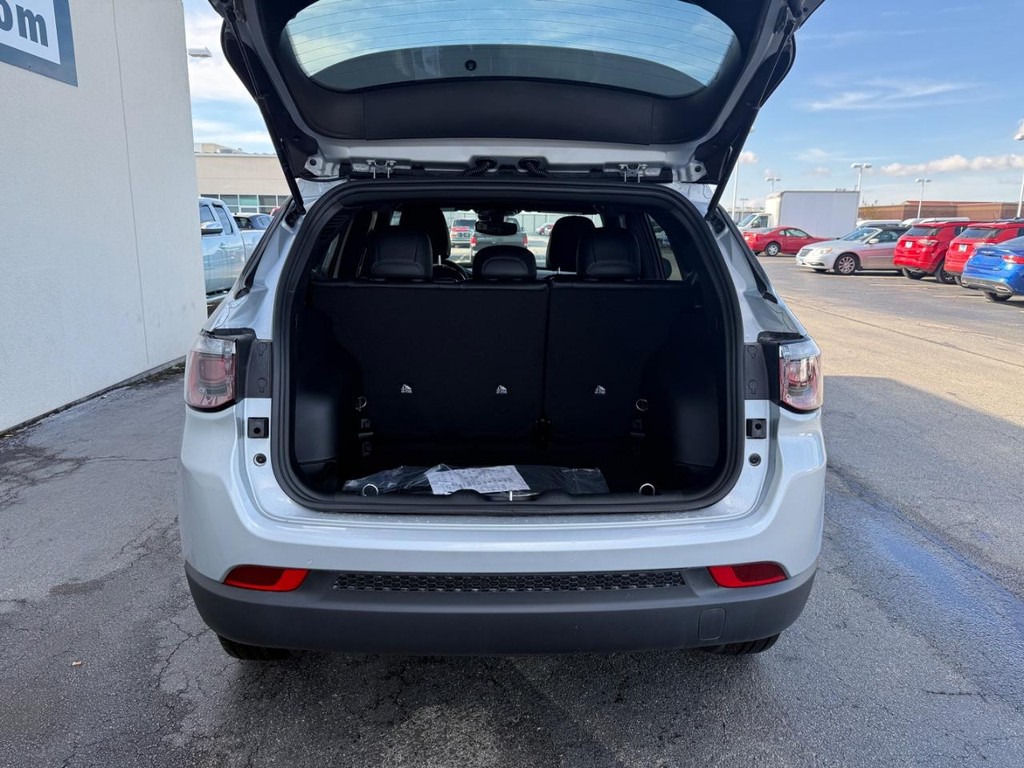 Jeep Compass Vehicle Full-screen Gallery Image 14