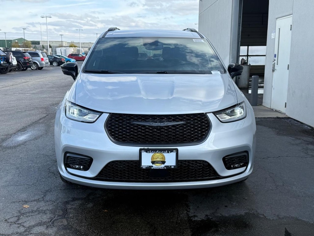 Chrysler Pacifica Vehicle Full-screen Gallery Image 3