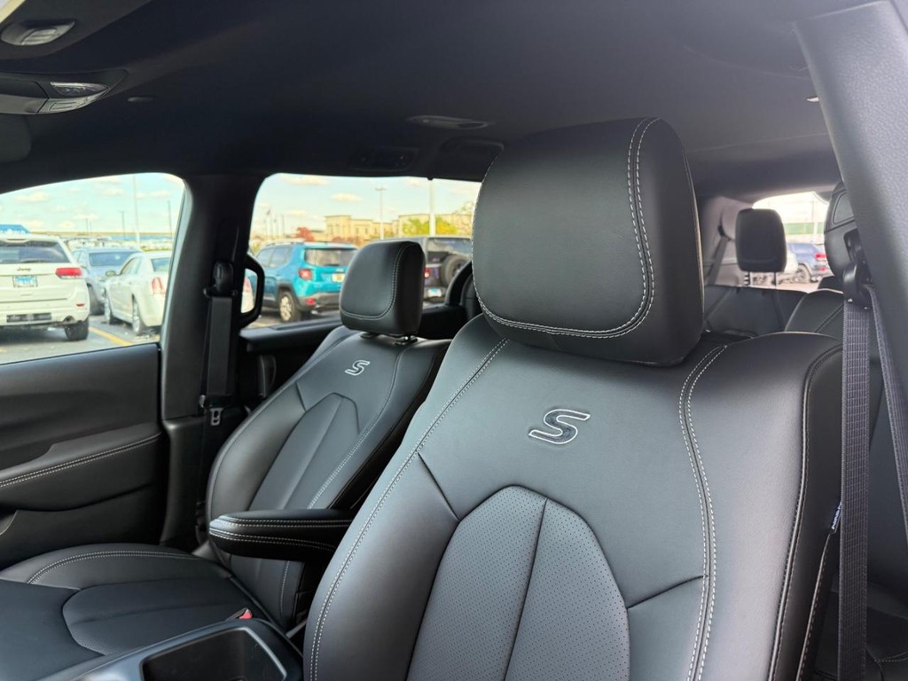 Chrysler Pacifica Vehicle Full-screen Gallery Image 5