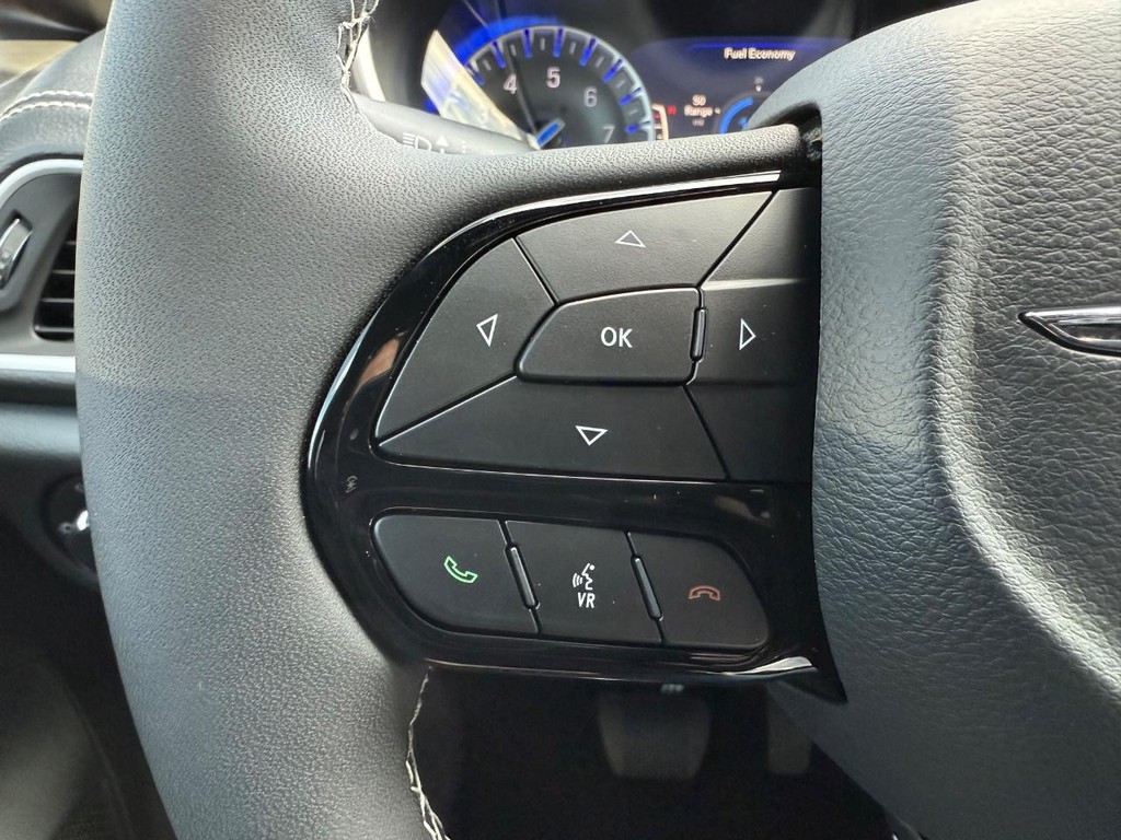 Chrysler Pacifica Vehicle Full-screen Gallery Image 6