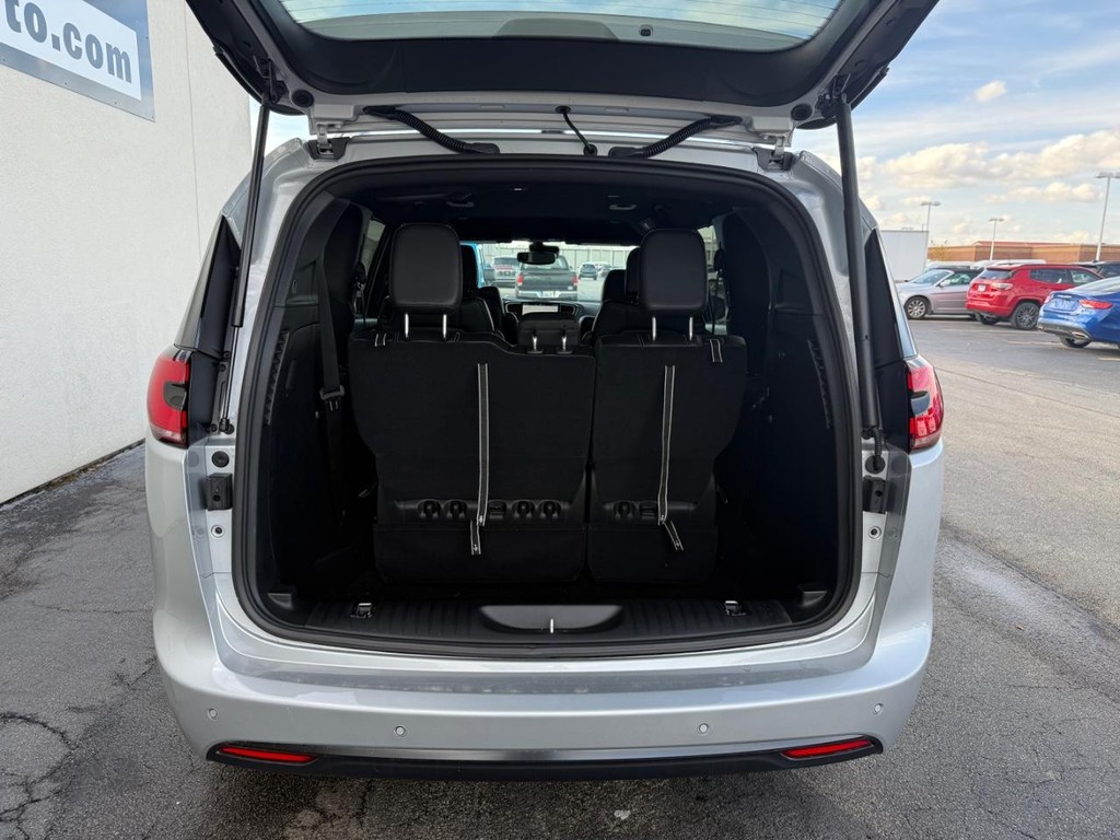 Chrysler Pacifica Vehicle Full-screen Gallery Image 17