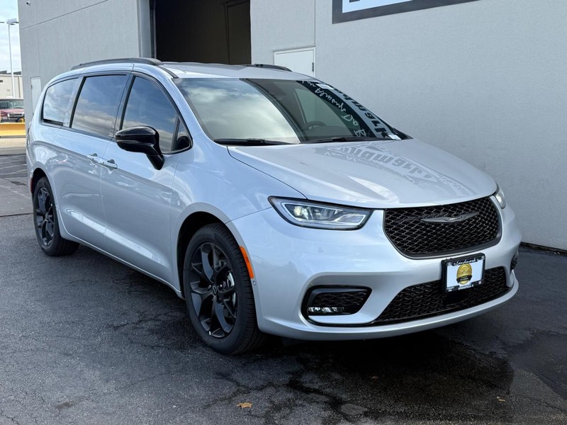 Chrysler Pacifica Vehicle Full-screen Gallery Image 2