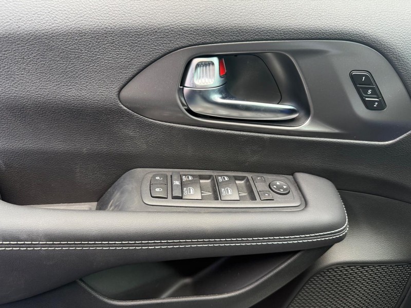 Chrysler Pacifica Vehicle Full-screen Gallery Image 4