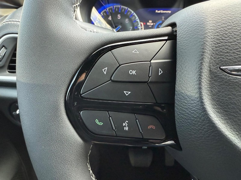 Chrysler Pacifica Vehicle Full-screen Gallery Image 6