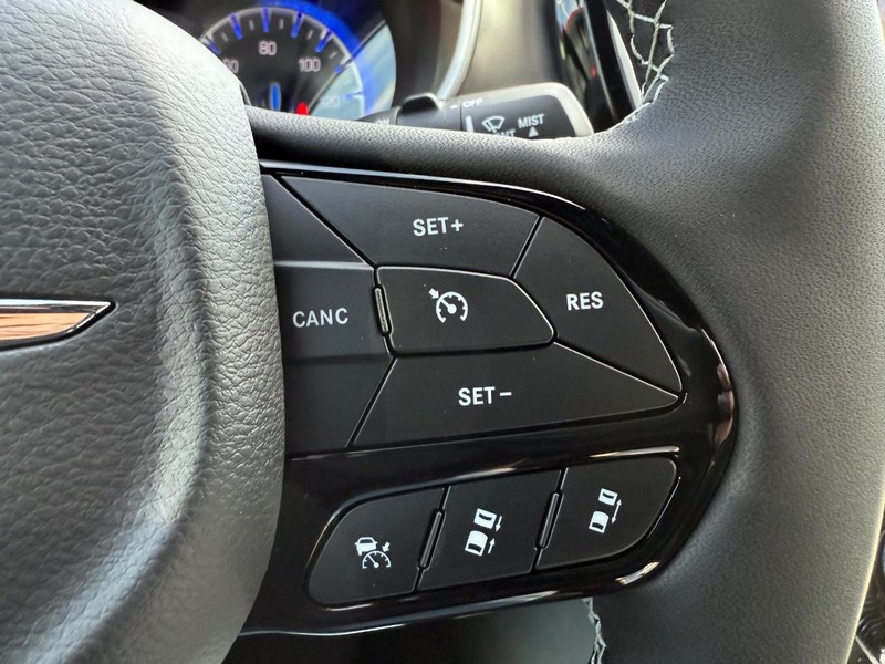 Chrysler Pacifica Vehicle Full-screen Gallery Image 7