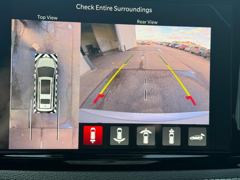 Chrysler Pacifica Vehicle Full-screen Gallery Image 8