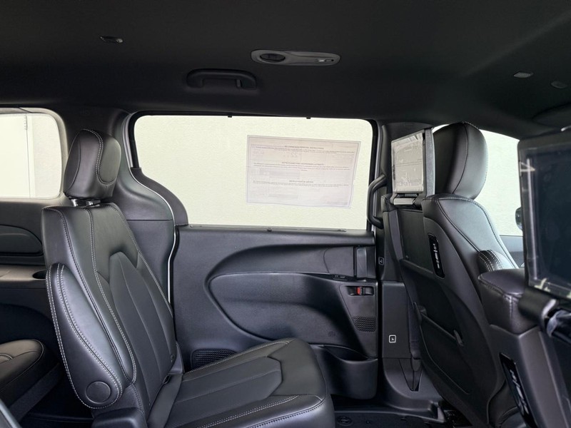 Chrysler Pacifica Vehicle Full-screen Gallery Image 11