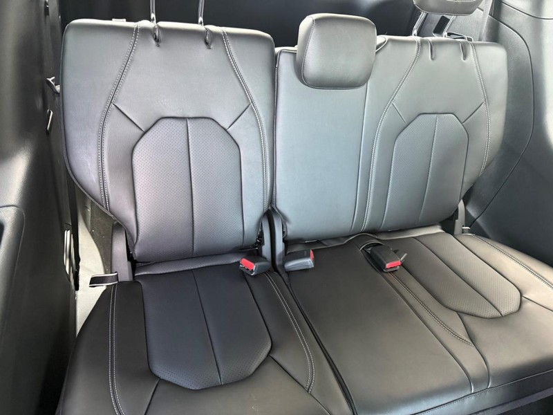 Chrysler Pacifica Vehicle Full-screen Gallery Image 13