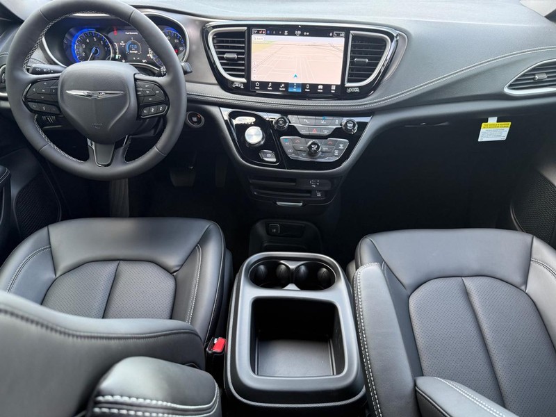 Chrysler Pacifica Vehicle Full-screen Gallery Image 14