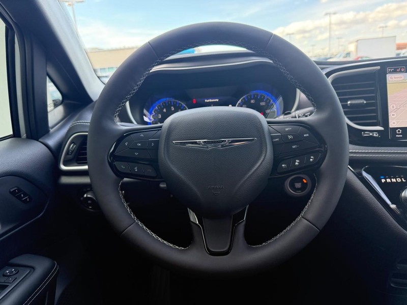 Chrysler Pacifica Vehicle Full-screen Gallery Image 15