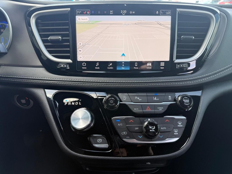 Chrysler Pacifica Vehicle Full-screen Gallery Image 16