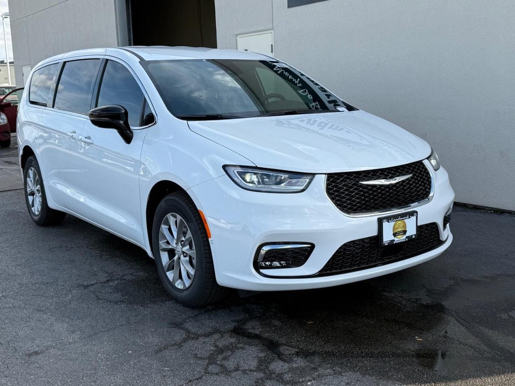 Chrysler Pacifica Vehicle Full-screen Gallery Image 2