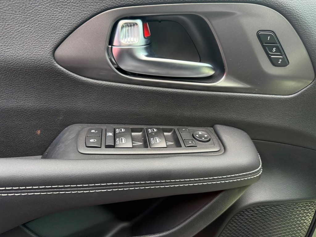 Chrysler Pacifica Vehicle Full-screen Gallery Image 4