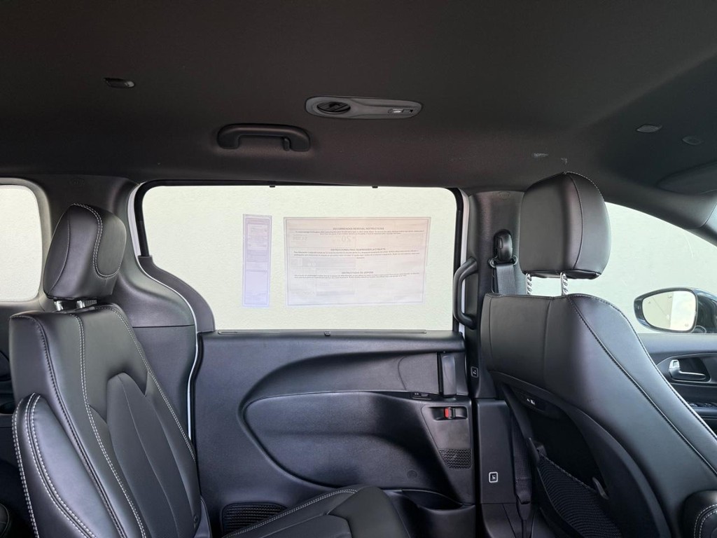 Chrysler Pacifica Vehicle Full-screen Gallery Image 10