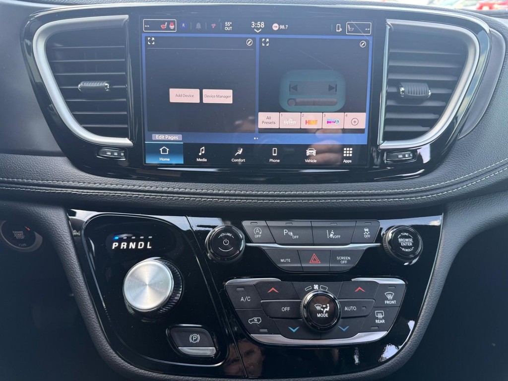 Chrysler Pacifica Vehicle Full-screen Gallery Image 14