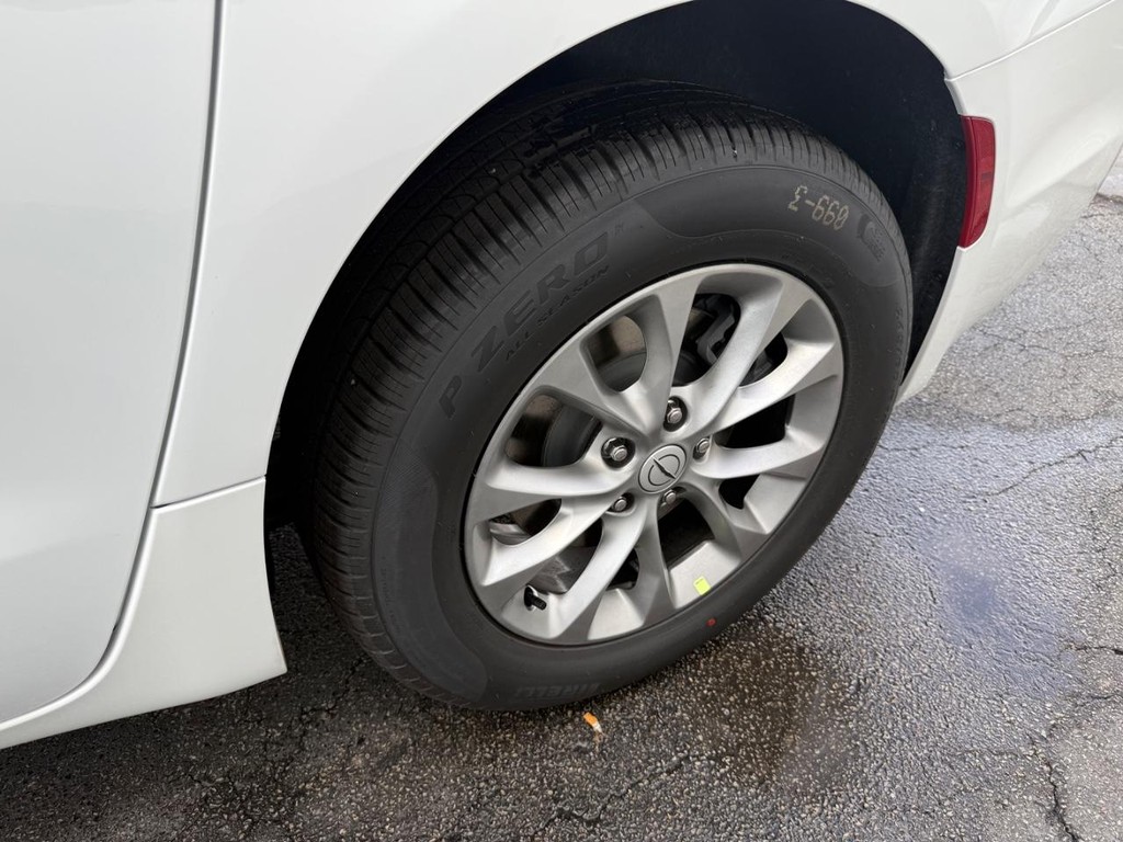 Chrysler Pacifica Vehicle Full-screen Gallery Image 16