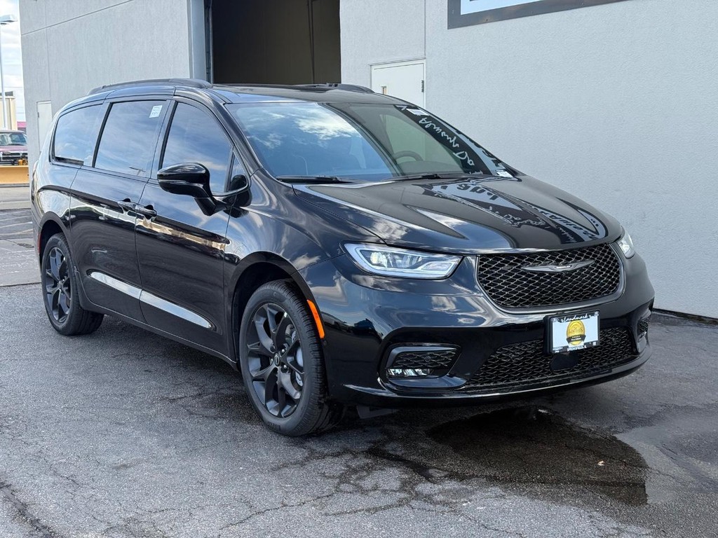 Chrysler Pacifica Vehicle Full-screen Gallery Image 2