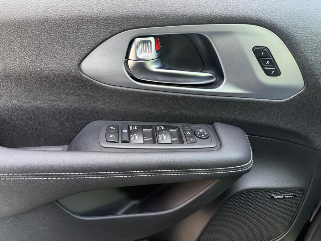 Chrysler Pacifica Vehicle Full-screen Gallery Image 4