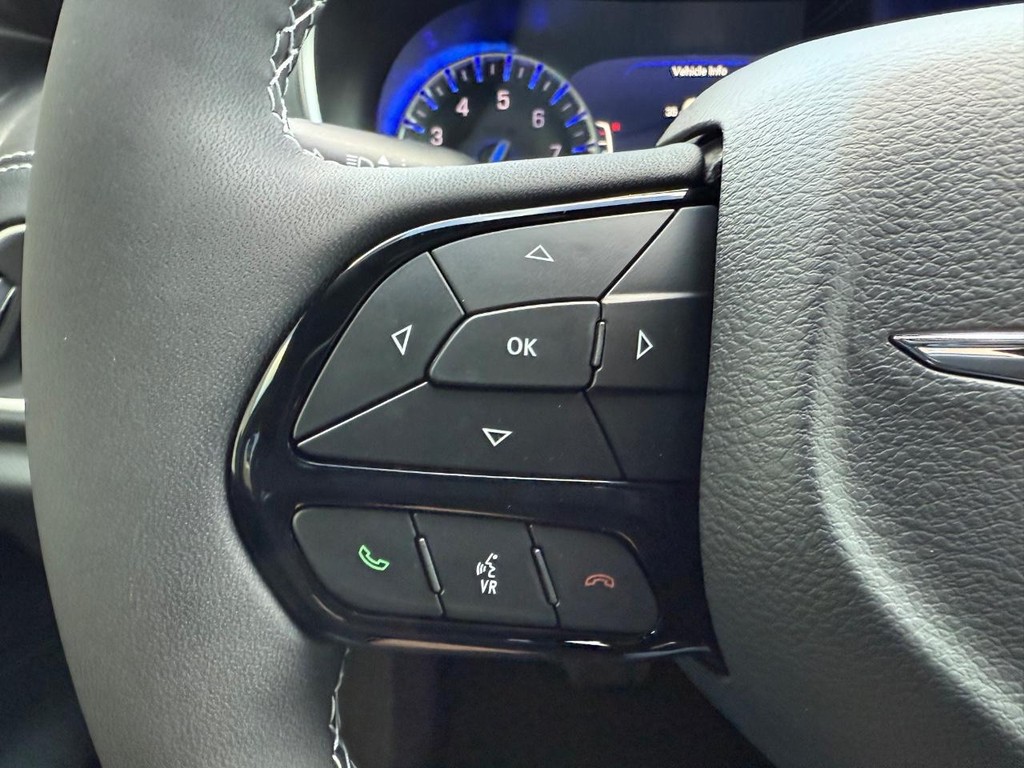 Chrysler Pacifica Vehicle Full-screen Gallery Image 6