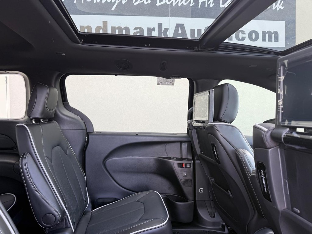 Chrysler Pacifica Vehicle Full-screen Gallery Image 11