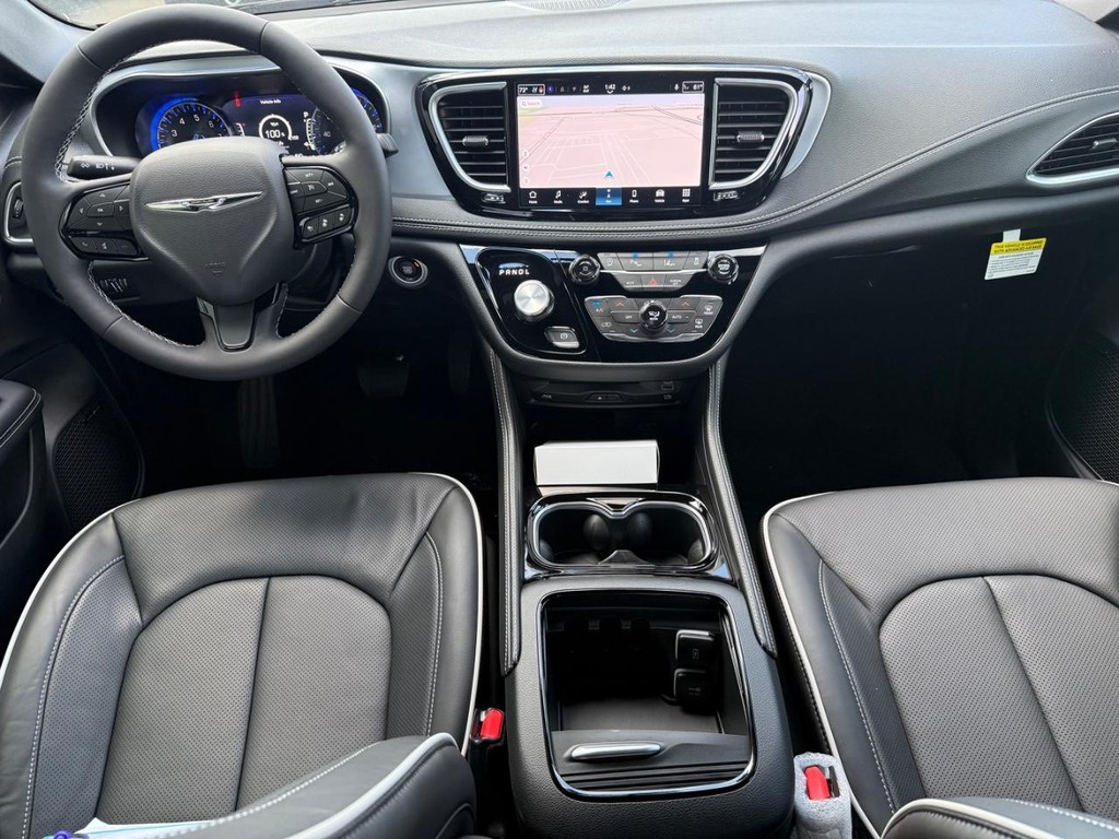 Chrysler Pacifica Vehicle Full-screen Gallery Image 15