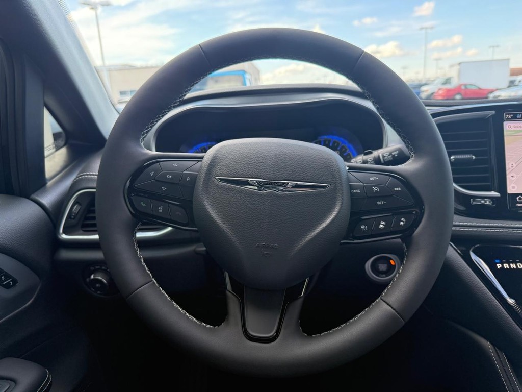 Chrysler Pacifica Vehicle Full-screen Gallery Image 16