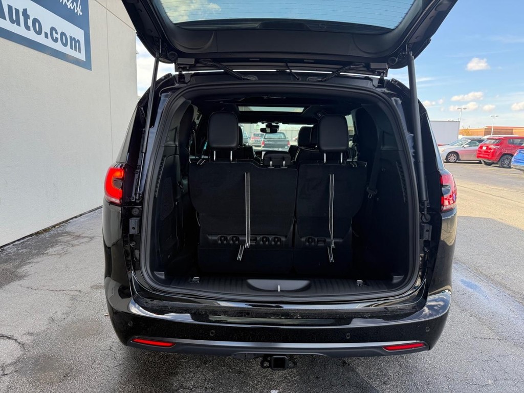 Chrysler Pacifica Vehicle Full-screen Gallery Image 18