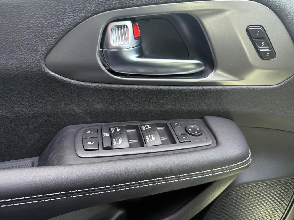 Chrysler Pacifica Vehicle Full-screen Gallery Image 4