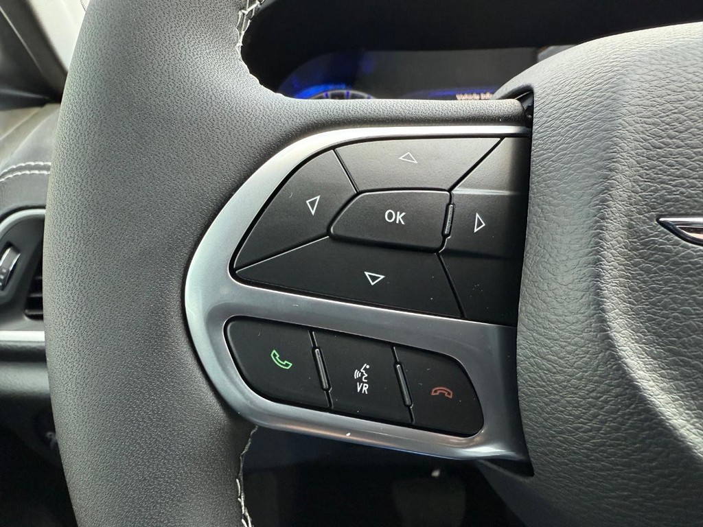 Chrysler Pacifica Vehicle Full-screen Gallery Image 6