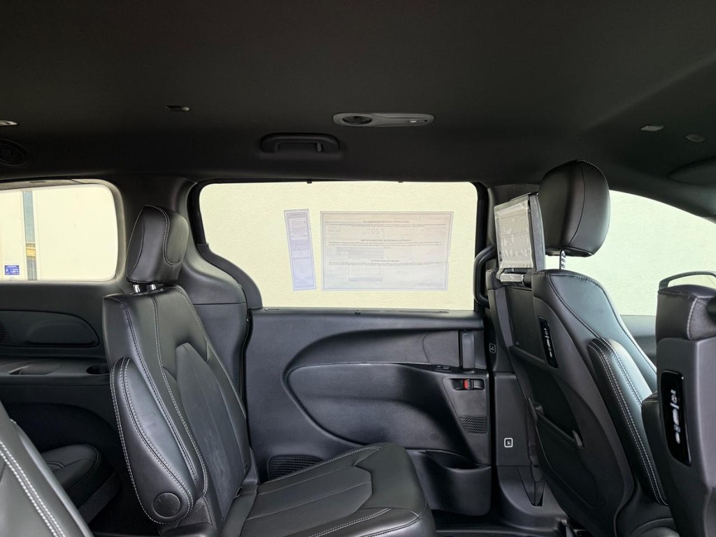 Chrysler Pacifica Vehicle Full-screen Gallery Image 11