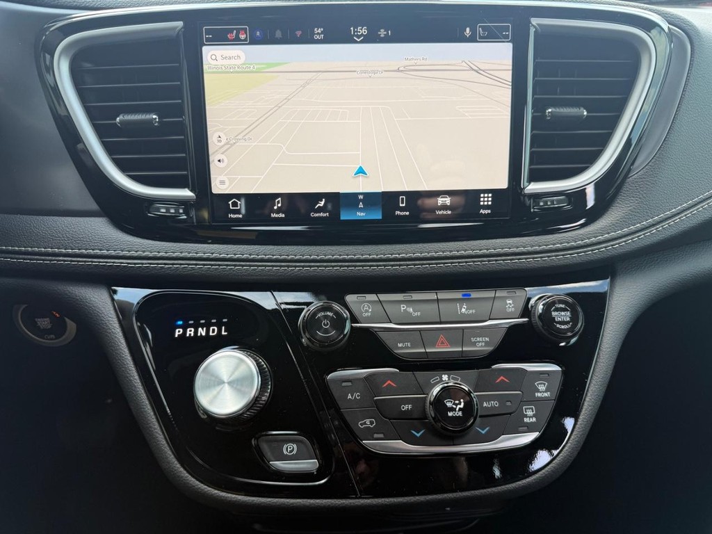 Chrysler Pacifica Vehicle Full-screen Gallery Image 16