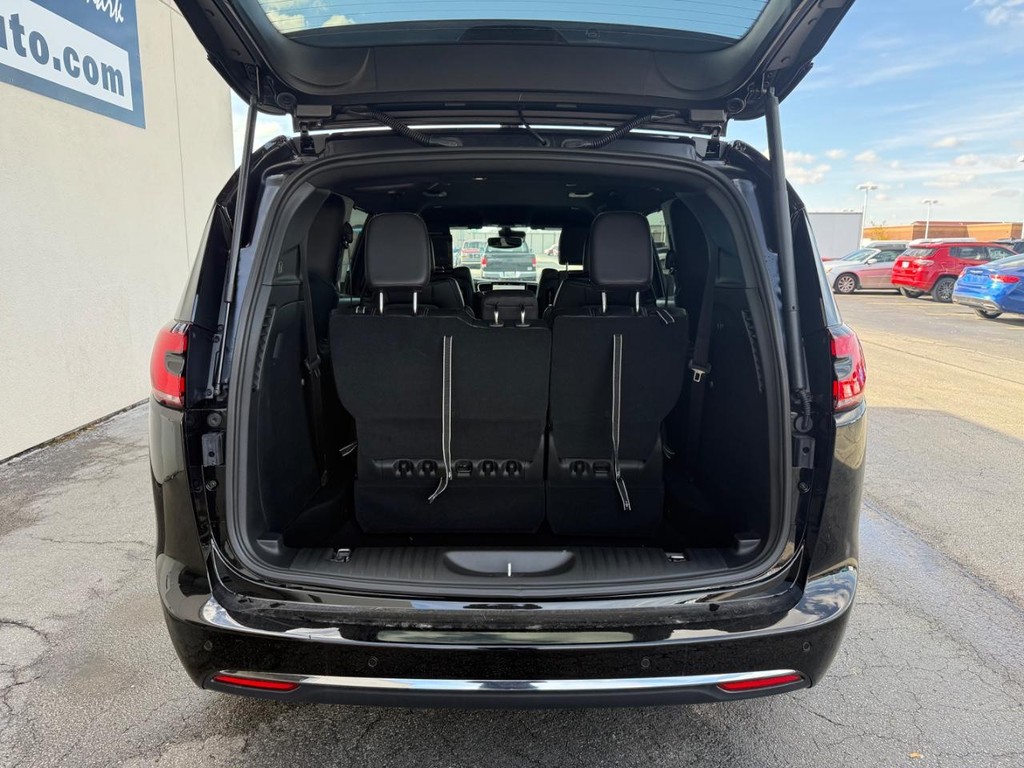 Chrysler Pacifica Vehicle Full-screen Gallery Image 17