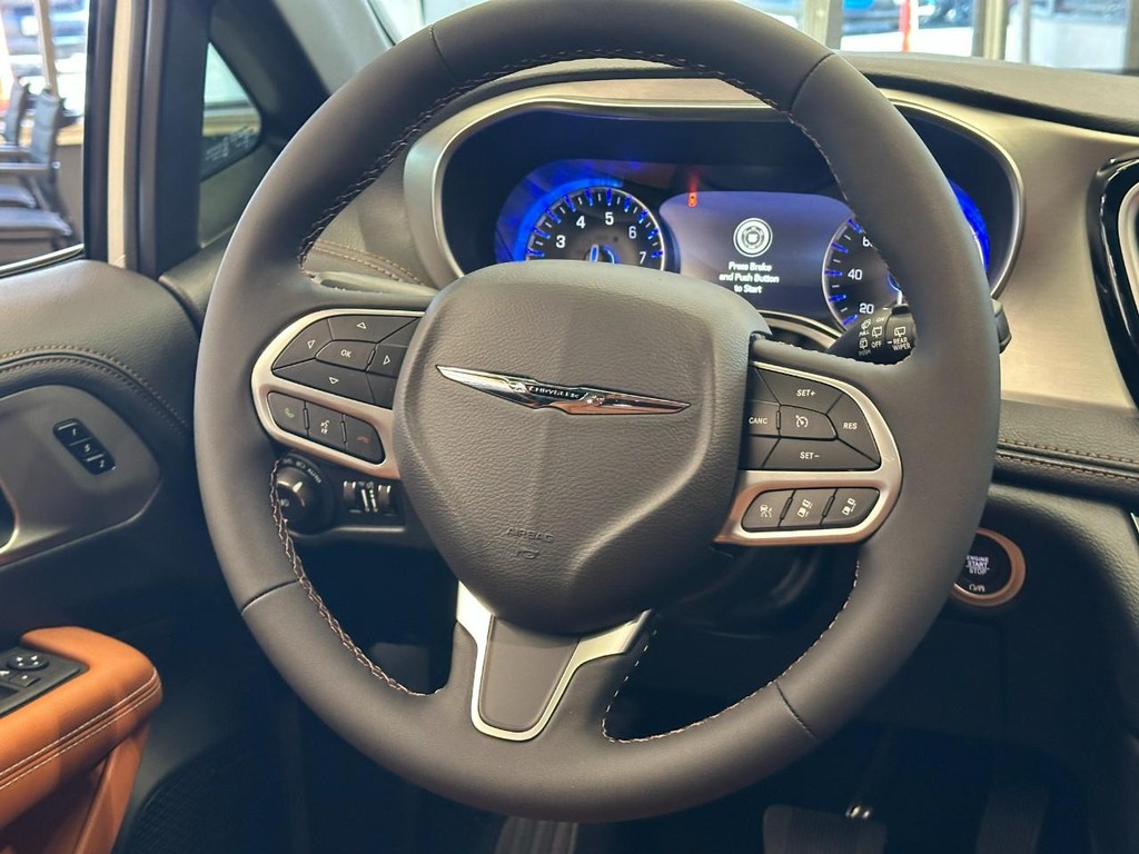 Chrysler Pacifica Vehicle Full-screen Gallery Image 10