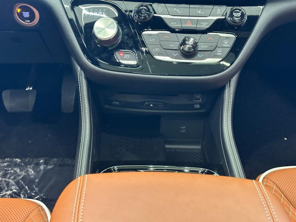 Chrysler Pacifica Vehicle Full-screen Gallery Image 11