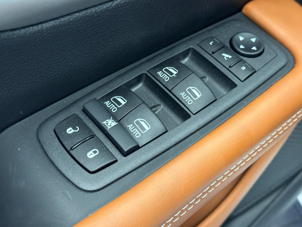 Chrysler Pacifica Vehicle Full-screen Gallery Image 12