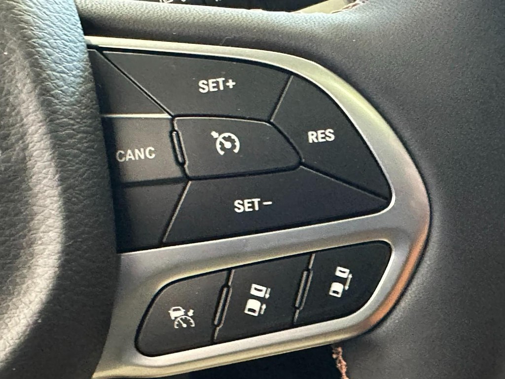 Chrysler Pacifica Vehicle Full-screen Gallery Image 16