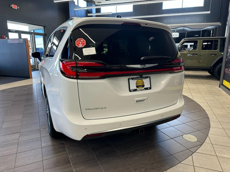 Chrysler Pacifica Vehicle Full-screen Gallery Image 3