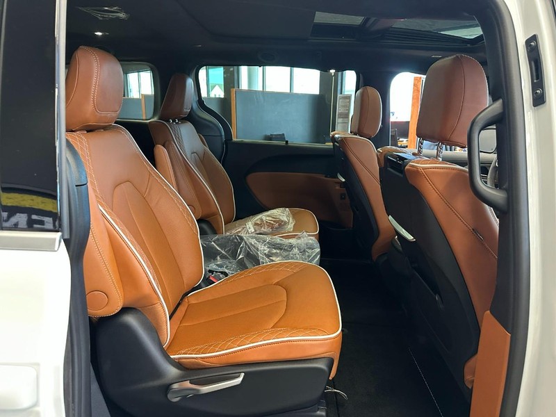 Chrysler Pacifica Vehicle Full-screen Gallery Image 4