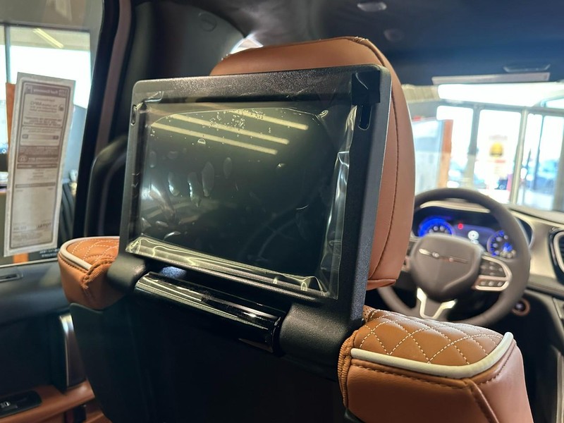 Chrysler Pacifica Vehicle Full-screen Gallery Image 7